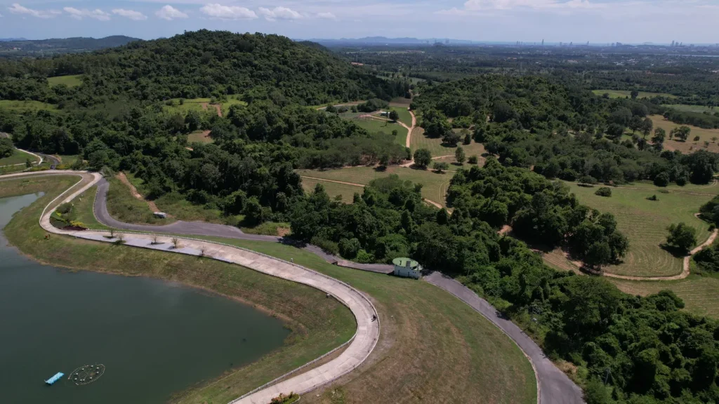 Vista aérea de Wisdom Valley com lago central, gramados e estradas