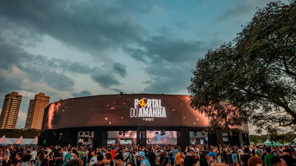Público diante do palco do Portal do Amanhã, no Parque Villa-Lobos