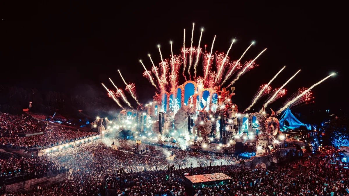 Fogos de artifício sobre o mainstage do Tomorrowland na Bélgica, com a plateia lotada à noite