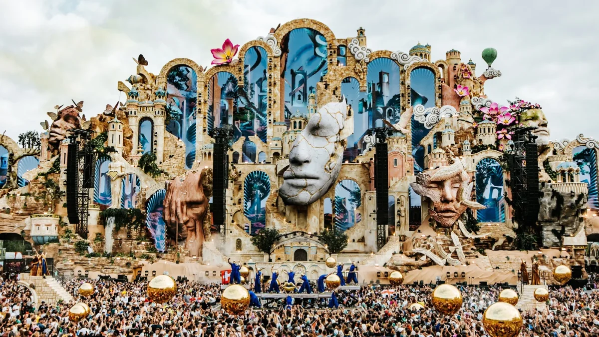 Mainstage do Consciencia visto de frente, com o rosto de pedra ao centro e bailarinos de azul no palco