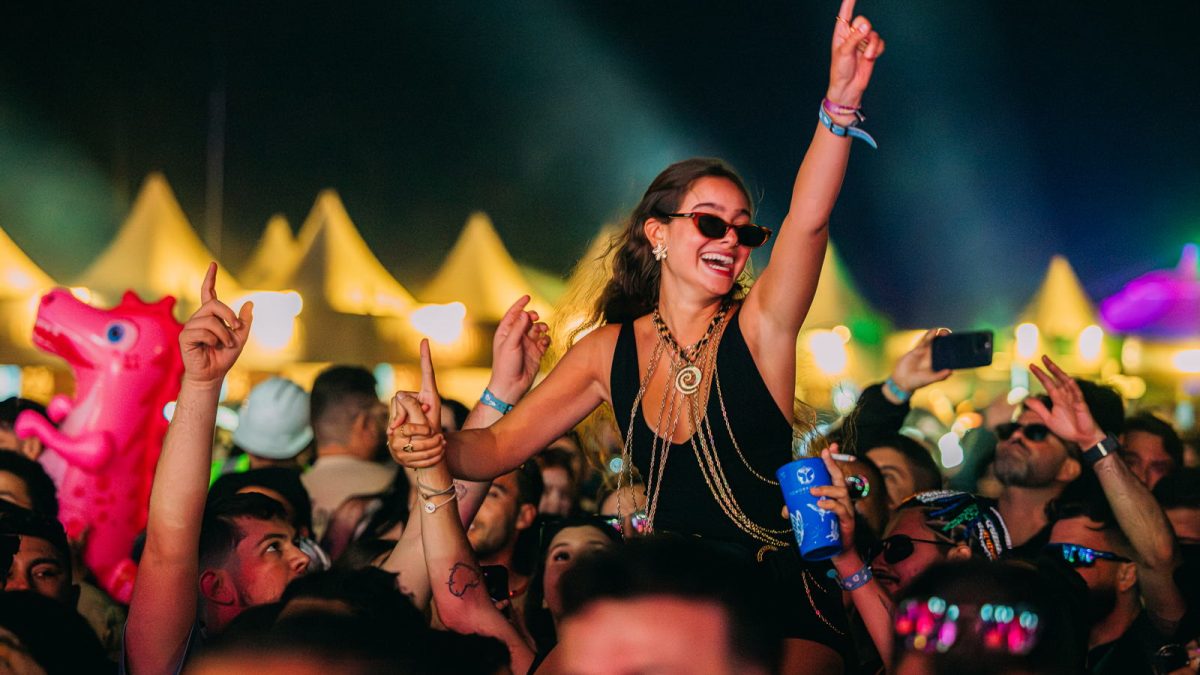Fãs celebrando entre o público do The Gathering no Tomorrowland Brasil 2025.