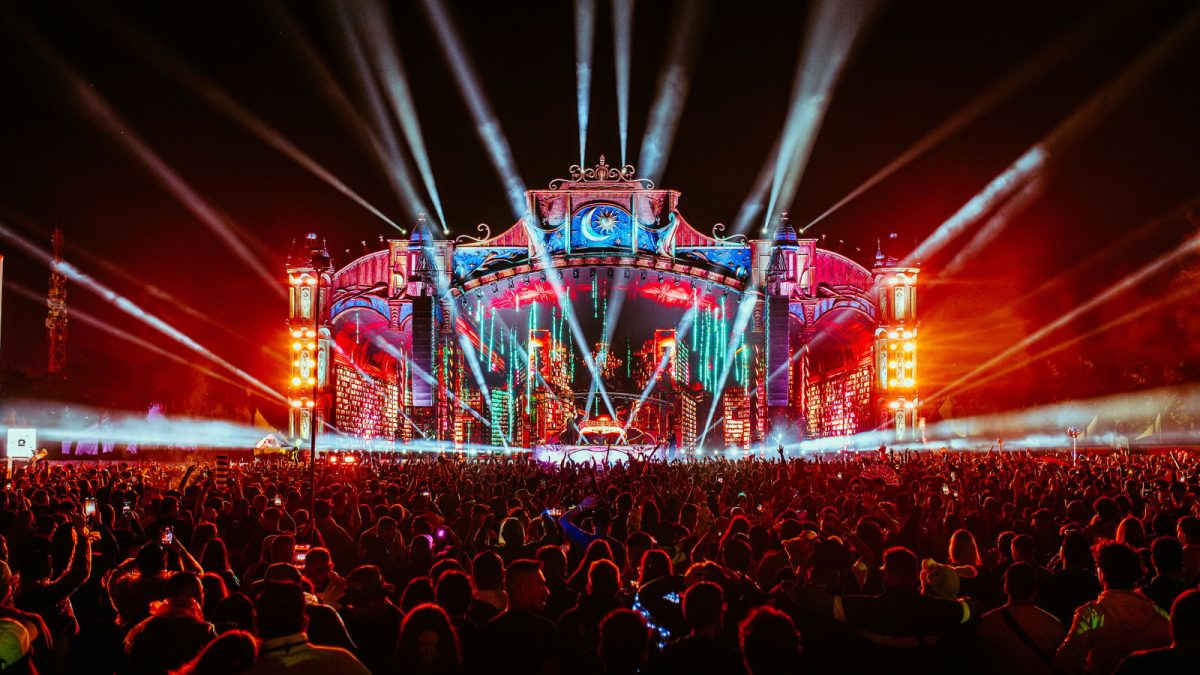 Palco do The Gathering iluminado à noite, com o público à frente no Tomorrowland Brasil 2025.